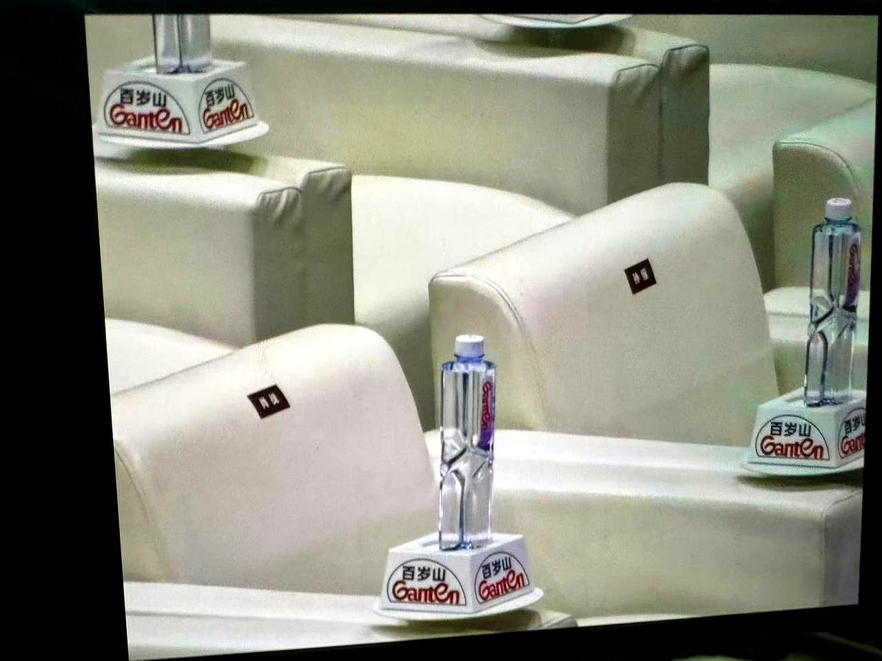 品质盛典这次的座位安排，把内场尴尬症全治好了。核心区全是独立单人沙发，没人