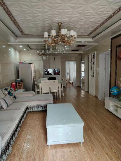 刚入手一套二手房，前房主把家具家电全都留下了，看着成色还不错，也不算旧。可