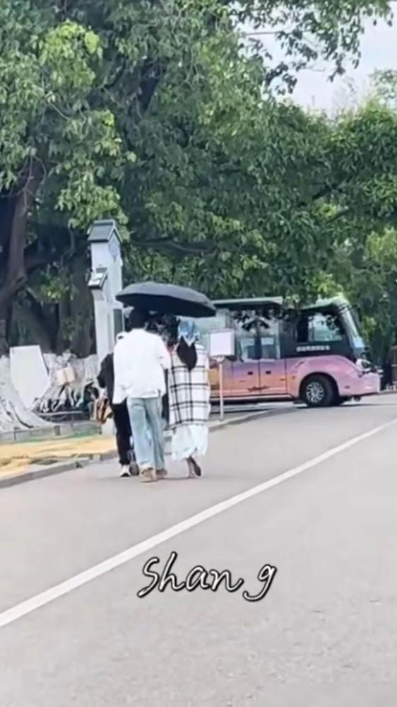 你管这叫营业？王皓祯凌晨冲到剧组探班，郭宇欣直接扑上去抱住，这身体反应骗不了人。