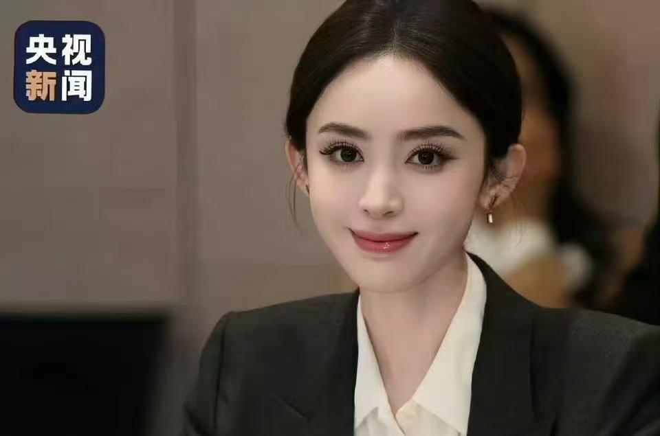 于正把娜扎拍成网红脸了[捂脸哭]他在平台晒出他和娜扎的合影，如果不说名字还以为