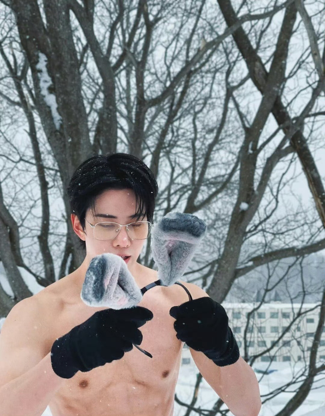 Mike🐰❄️📷mike雪地半裸照