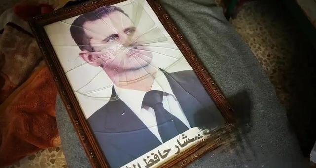 俄罗斯方面最新消息，巴沙尔已经放弃了重新杀回叙利亚。但是，巴沙尔的两名助手，号称