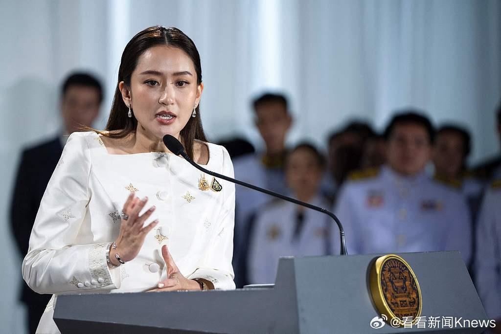 【泰国遭停职总理#佩通坦被宪法法院裁决违宪即日解职#】当地时间8月29日，泰国宪