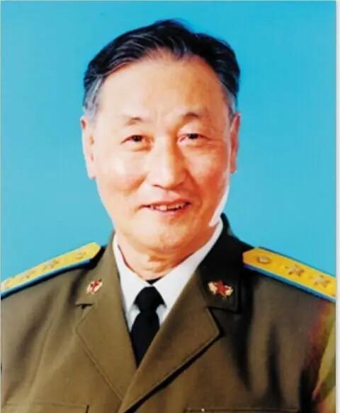 1951年，志愿军飞行员刘玉堤在返航途中，无意间向云层下面瞟了一眼，竟然看到了一