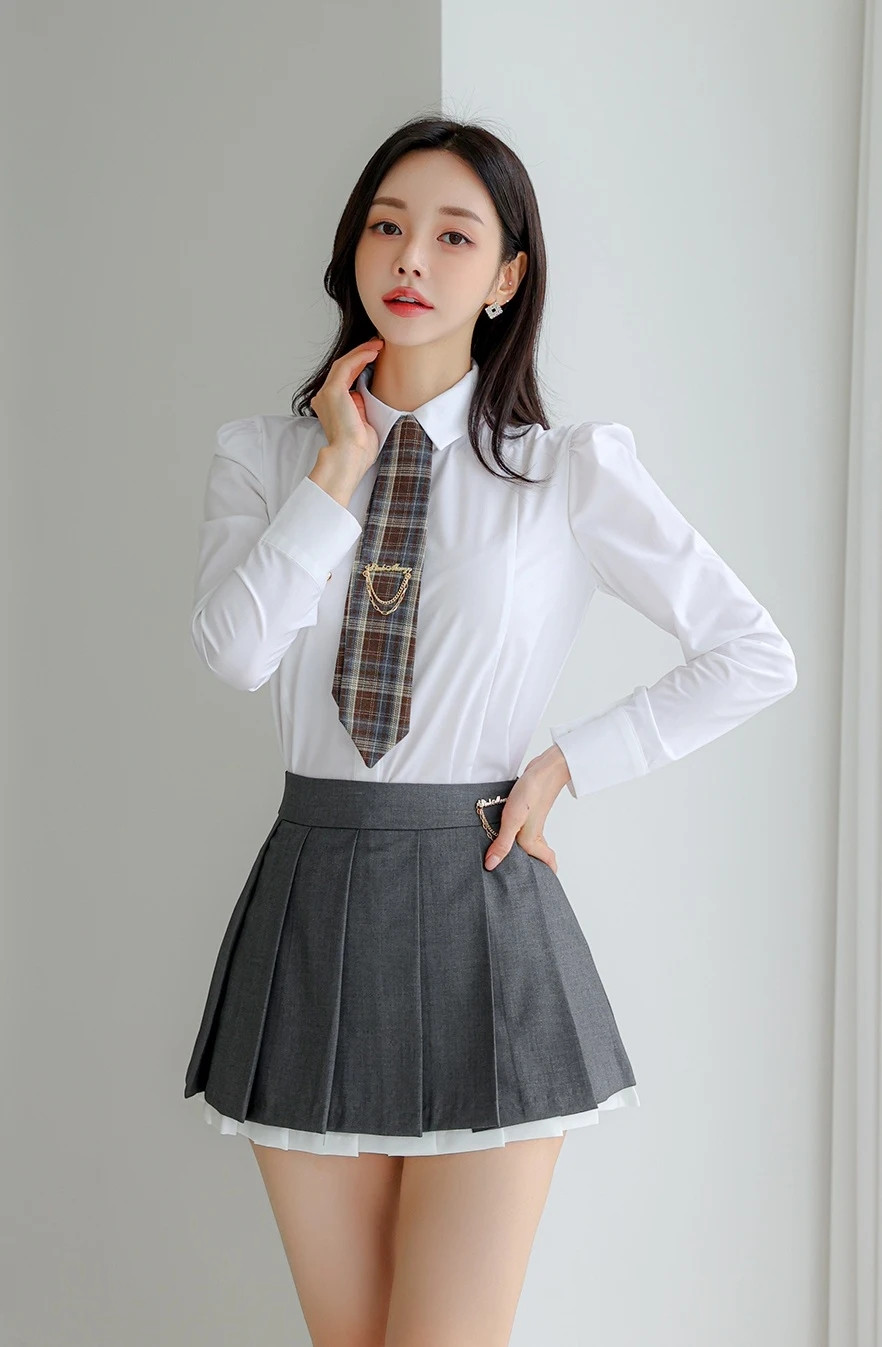 孙允珠的优雅校园风穿搭太绝了！白色衬衫配格子领带，再搭条灰色百褶裙，青...