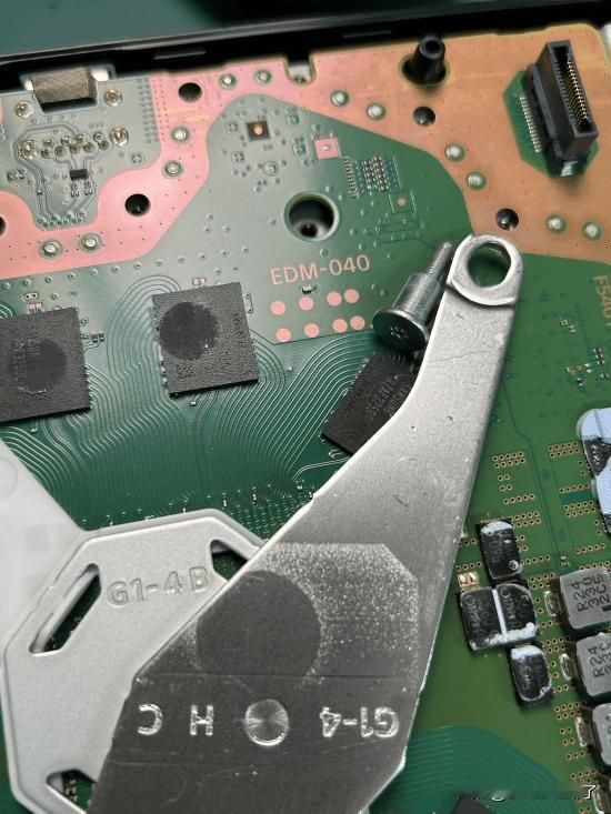 主机破解玩家兼维修技师Modyfikatorcasper在社交媒体上发文，这位