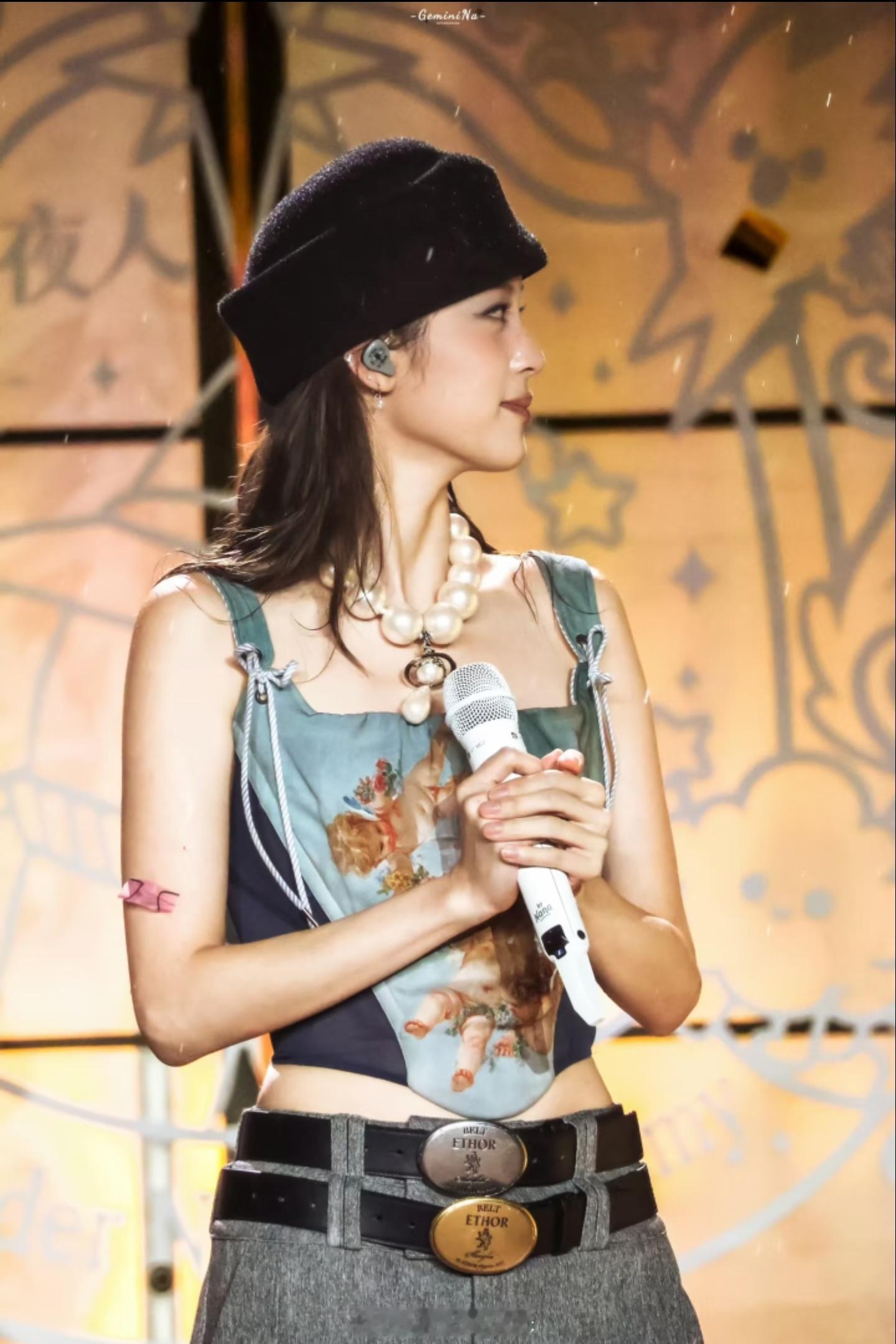 欧阳娜娜造型又美出新高度，完全拿捏复古甜酷气质，穿搭美商绝对在线