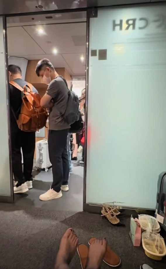 咋滴？玩具没来得及收好？