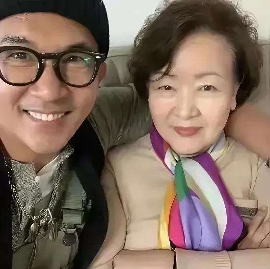 这个婆婆很神秘，从来人家都是不吭声。爱咋滴就咋滴，反正，活着不准进我家门，死了不
