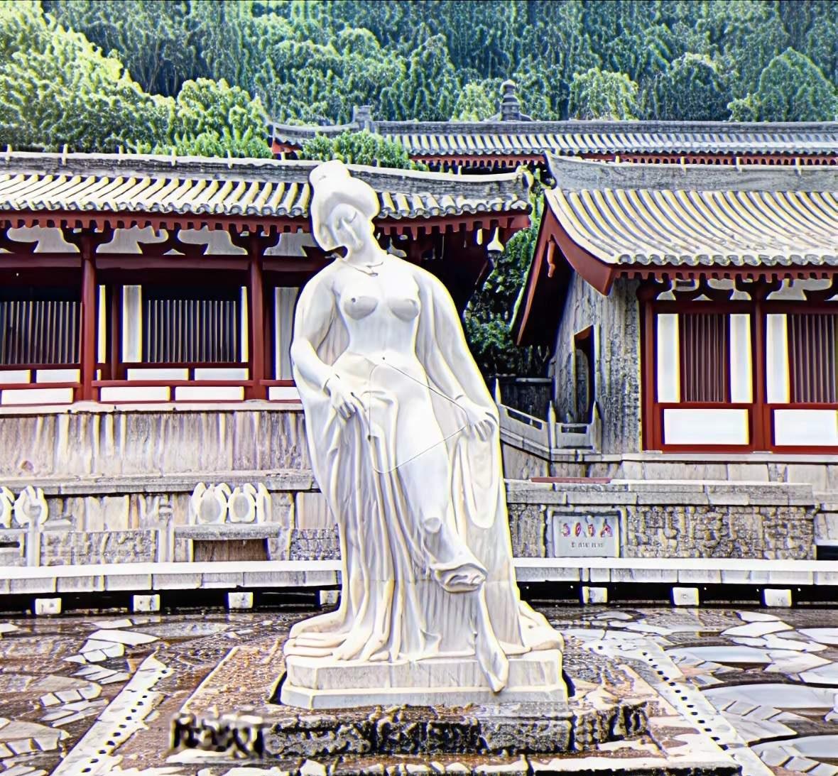 心不正，看啥都觉得有问题！有网友觉得袒露上半身不雅，少了点杨贵妃的古典韵味，