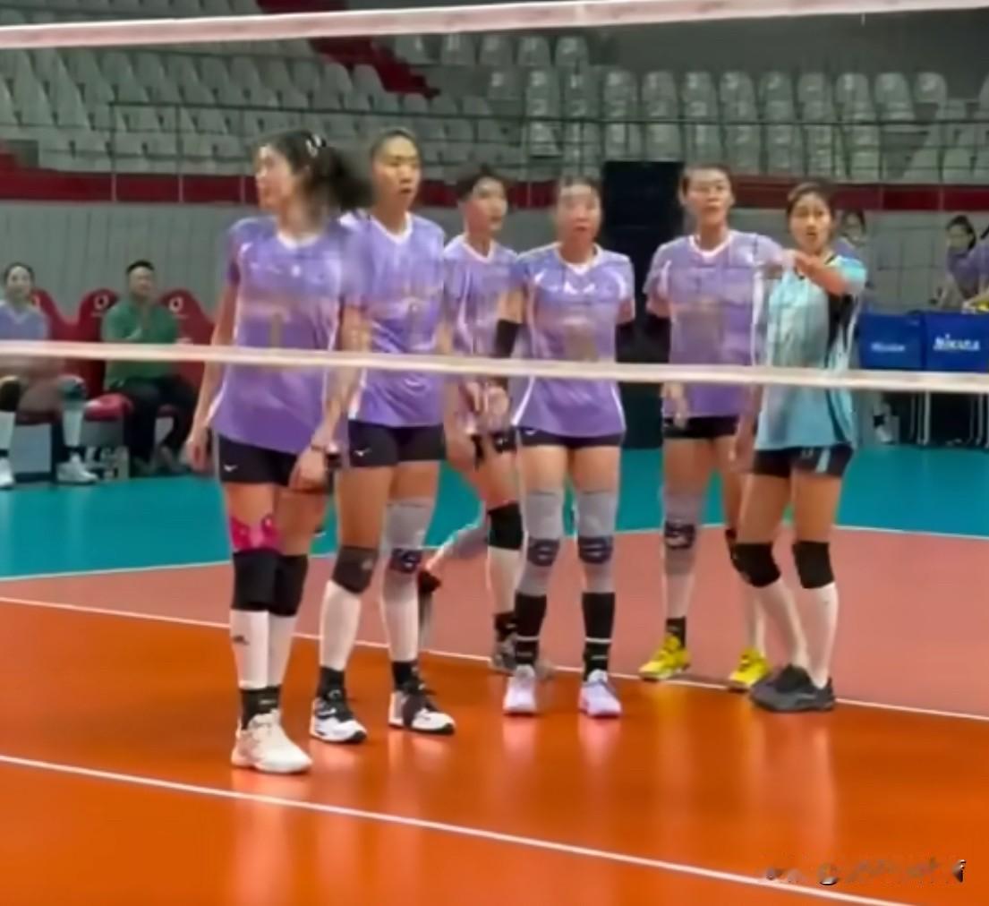 没想到天津女排竟然赢了土超劲旅，3-1赢的，人家加拉塔萨雷没有上塞拉和卢卡西克，