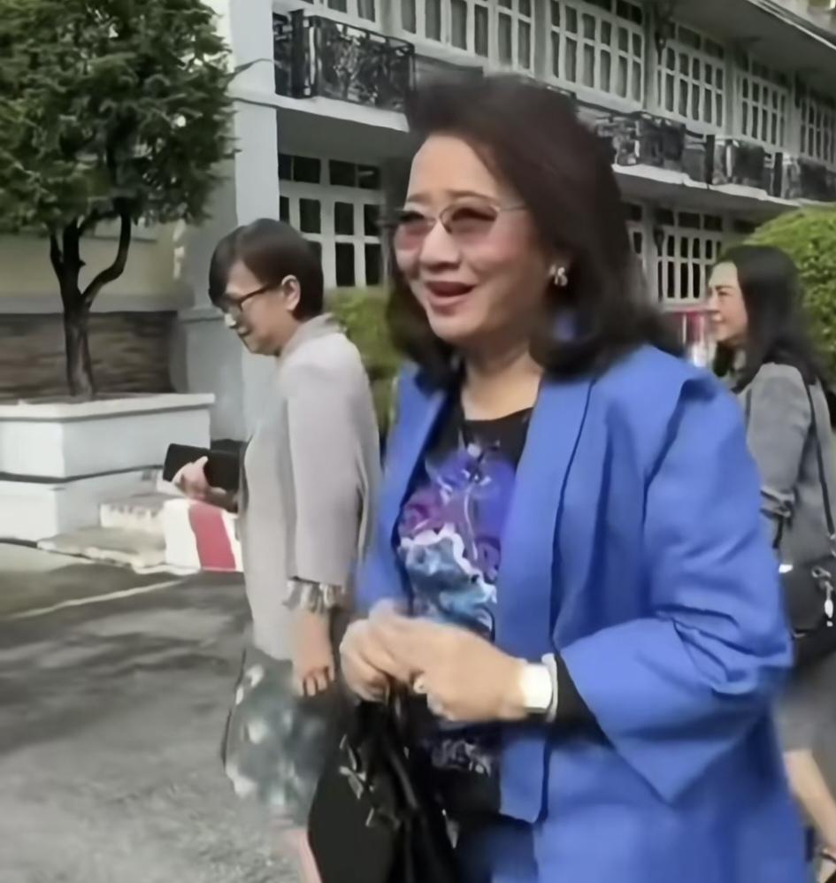 今天是星期四，佩通坦的母亲朴乍曼来探望泰国前总理他信。真没想到，佩通坦的母亲这气
