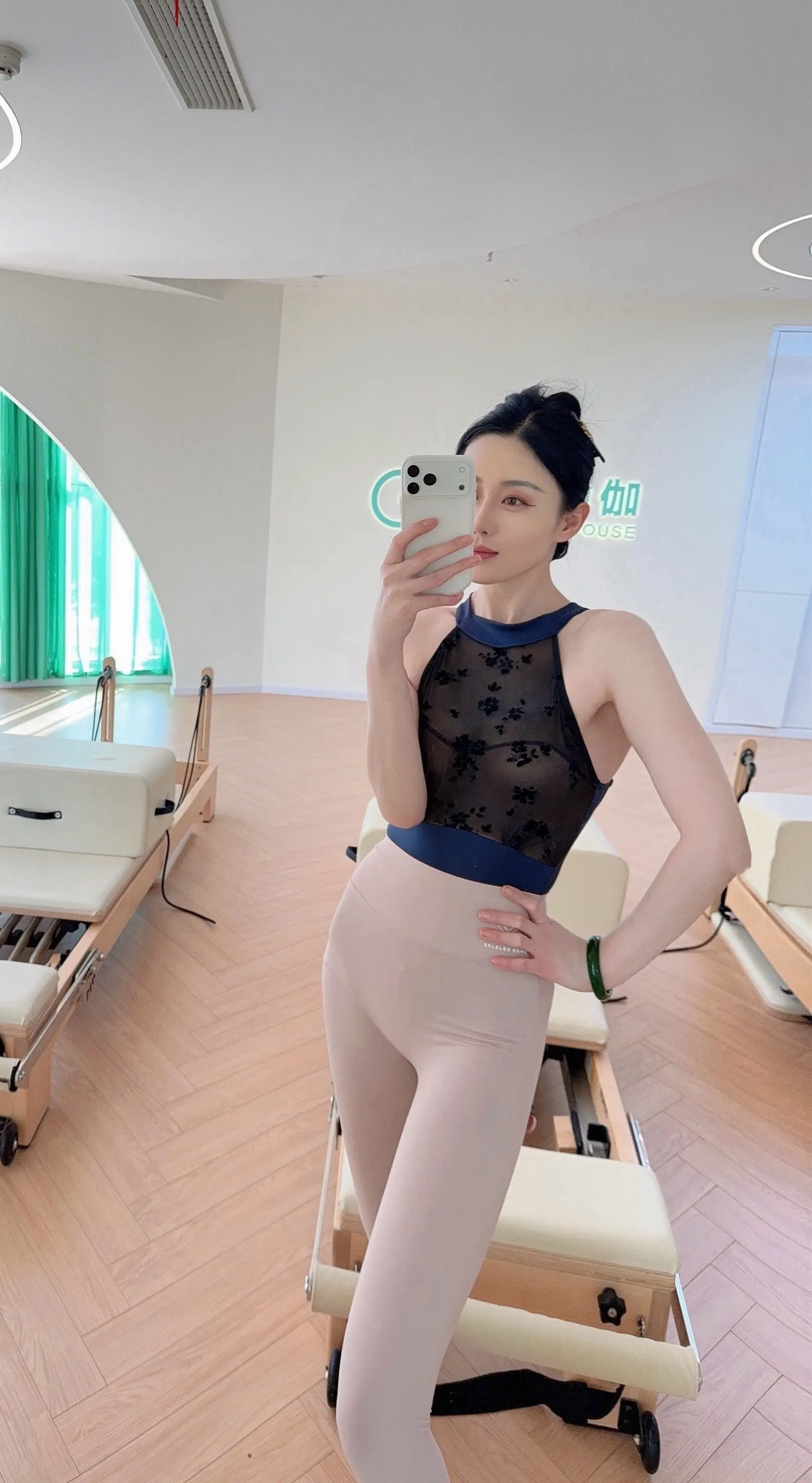 女人到了30岁之后不是衰老就是胖，但凡精致好看的，都在练瑜伽暗地里努力。