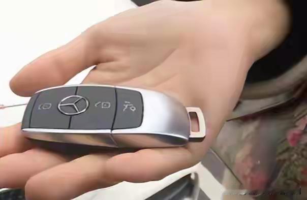 嘉兴一位沈女士，最近干了件挺闹心的事。她退了件150多块钱的大衣，把奔驰车钥匙也