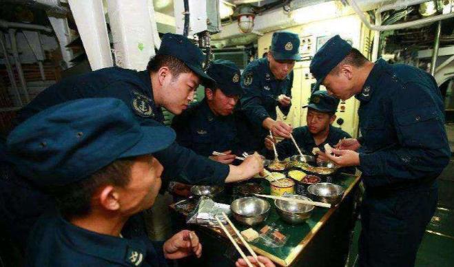 在潜艇里做饭有多难?海底航行三个月,剁根排骨都有生命危险!在海底,潜艇的“生