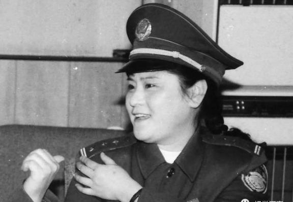1996年，一名歹徒绑满炸药闯进幼儿园，劫持了28个孩子。王玉荣假扮老师，前去侦