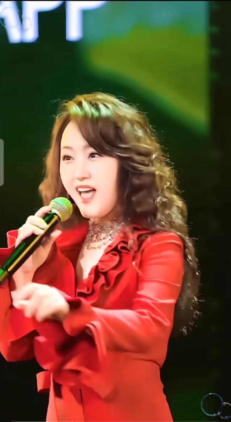 杨钰莹真的很适合穿红色衣服，显得妩媚又妖娆，怪不得赖文峰至今还放不下她！前几