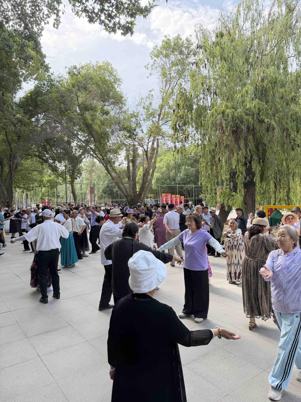 歌舞之城喀什漫步在新疆喀什古城，欢快的民族歌舞不时吸引着我的目光。来到人民公园