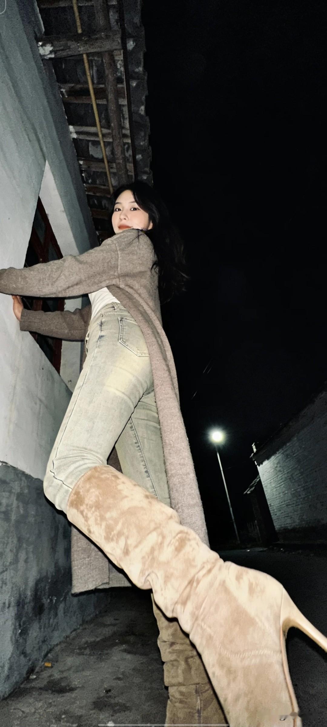 这么拍照确实显腿长。