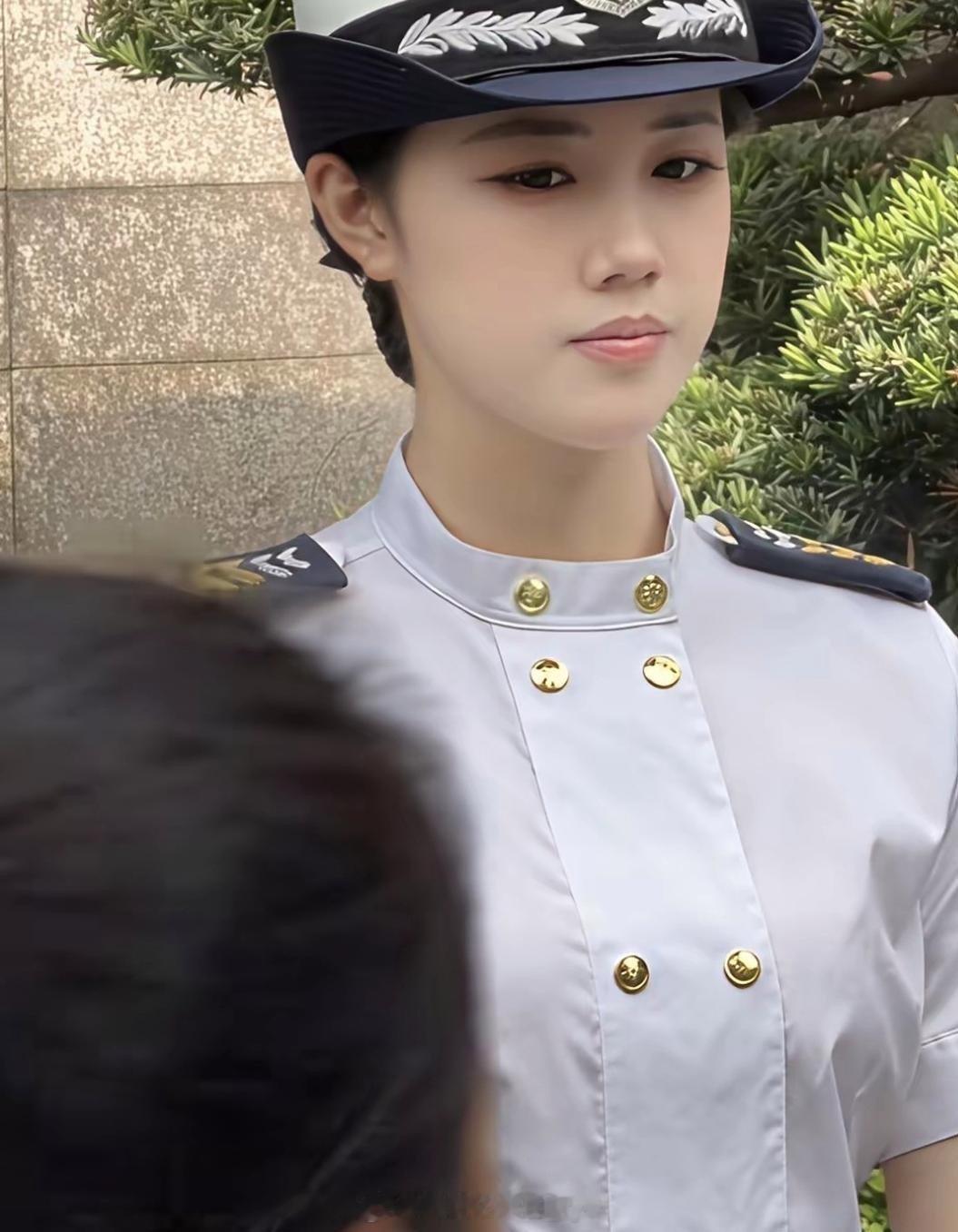 这女保安颜值真高，小区居民有眼福了！