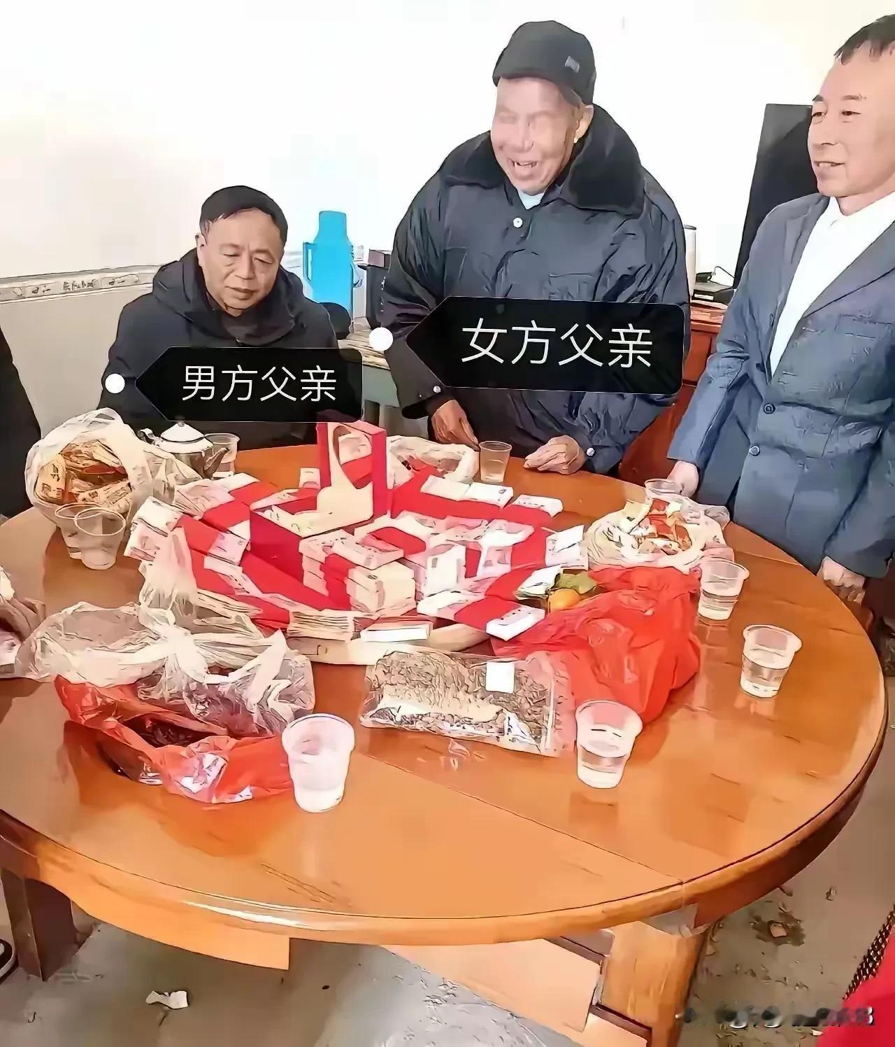 两家人围坐一桌，彩礼在中央摆放。男方父亲沉稳，女方父亲微笑，这场景不仅是婚事商议