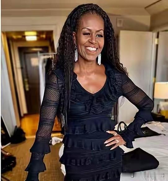 奥巴马的媳妇儿老了，也瘦了。原来是又高又壮的身材，现在最新露面的照片，明显的瘦