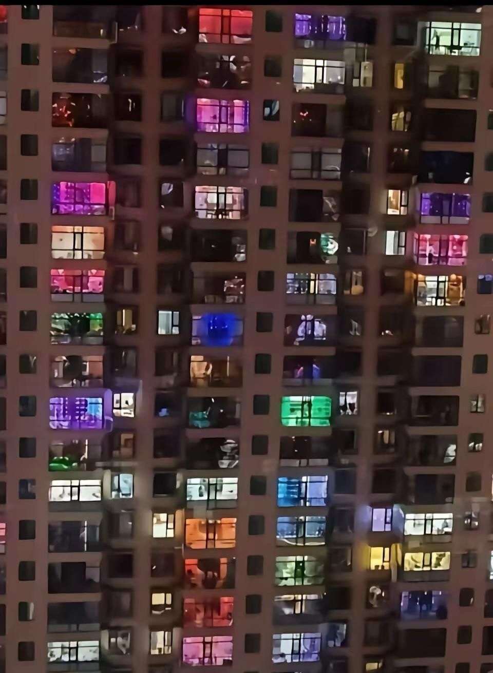 房子是白天租的，下巴是晚上惊掉的很好奇对面楼是干什么的