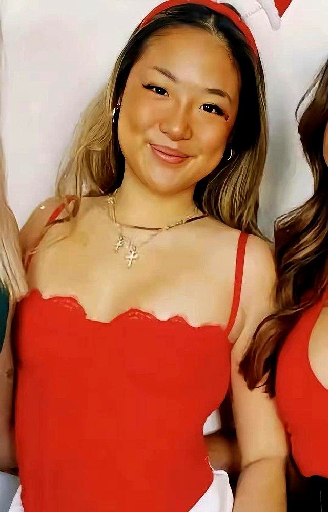 张学友25岁女儿正脸照刷屏，评论区居然吵翻了，一堆人嫌她长得老气、打扮太欧美。人家爹64岁还在红馆连