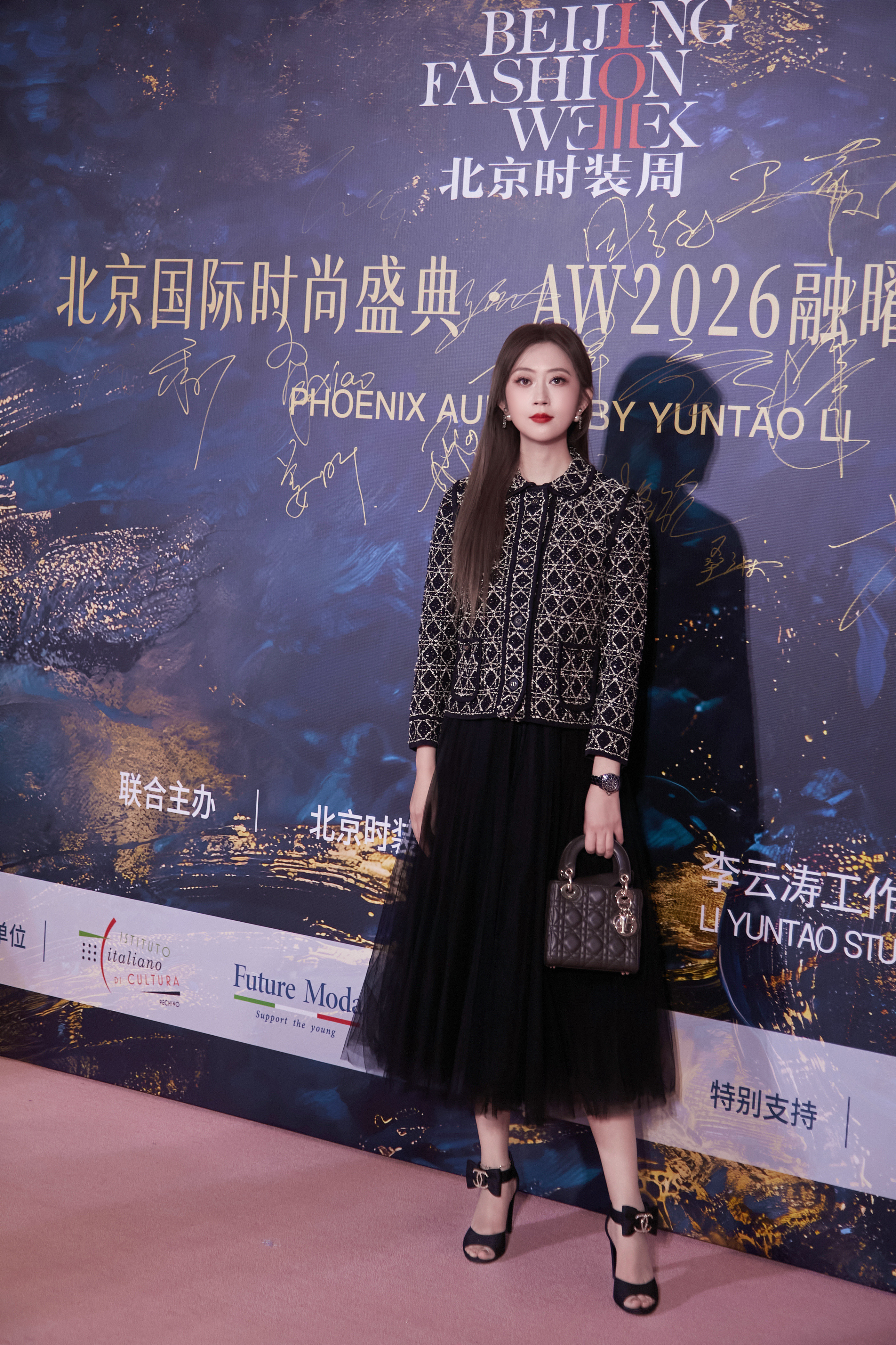 刘芊螢时装周深色迪奥套装刘芊螢北京时装周造型成功出圈，深色迪奥套装低调高级，与光