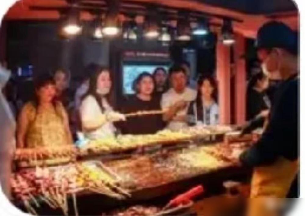 沈阳夜市这事儿真的戳人。18个在建材市场扛了六年活的汉子，散伙饭吃得安安静静，不