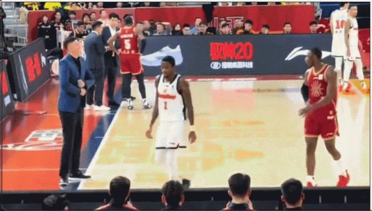 广东对山西的焦点战，第三节出了个名场面——迪亚洛撞翻陈家政后，突然朝杜锋比心