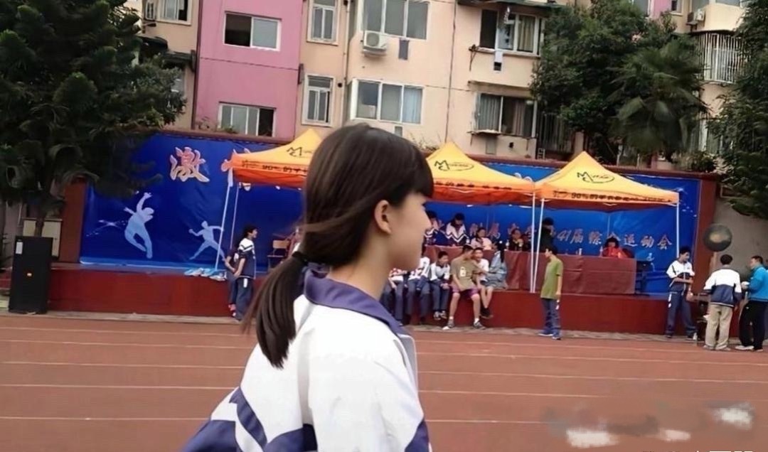 学生时期的赵露思，你觉得比起现在她是妈生脸吗？