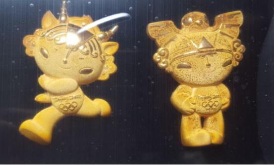 9月1日，一女子晒出08年奥运会花上万买的五个福娃千足金纪念，想拆了卖钱，结果里