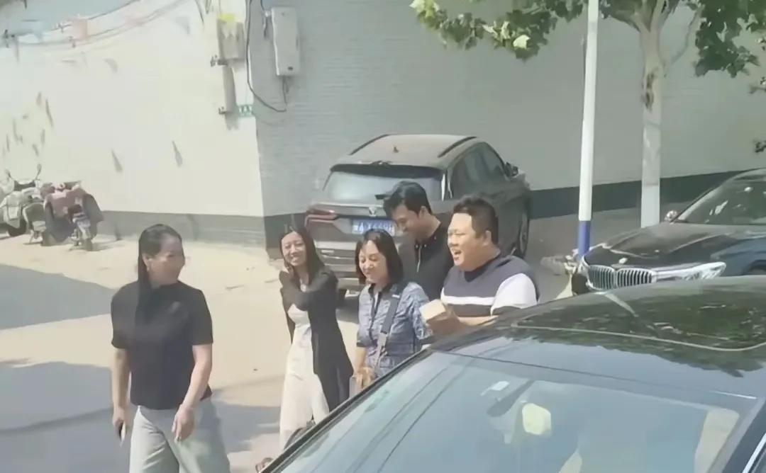 藏不住了。解清帅说他的妈妈抑郁症复发，目前很是严重，而这两天一家人开开心心外出