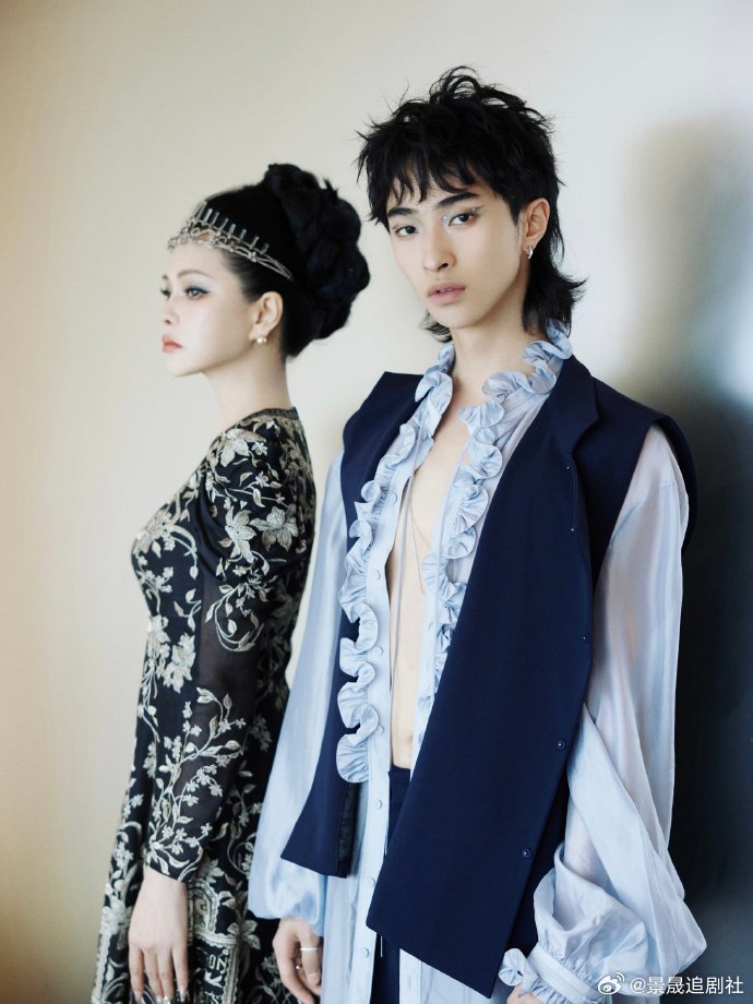 伊能静恩利母子大片被这组艺术创刊大片狠狠拿捏！伊能静优雅力量感并存，恩利眼妆与穿