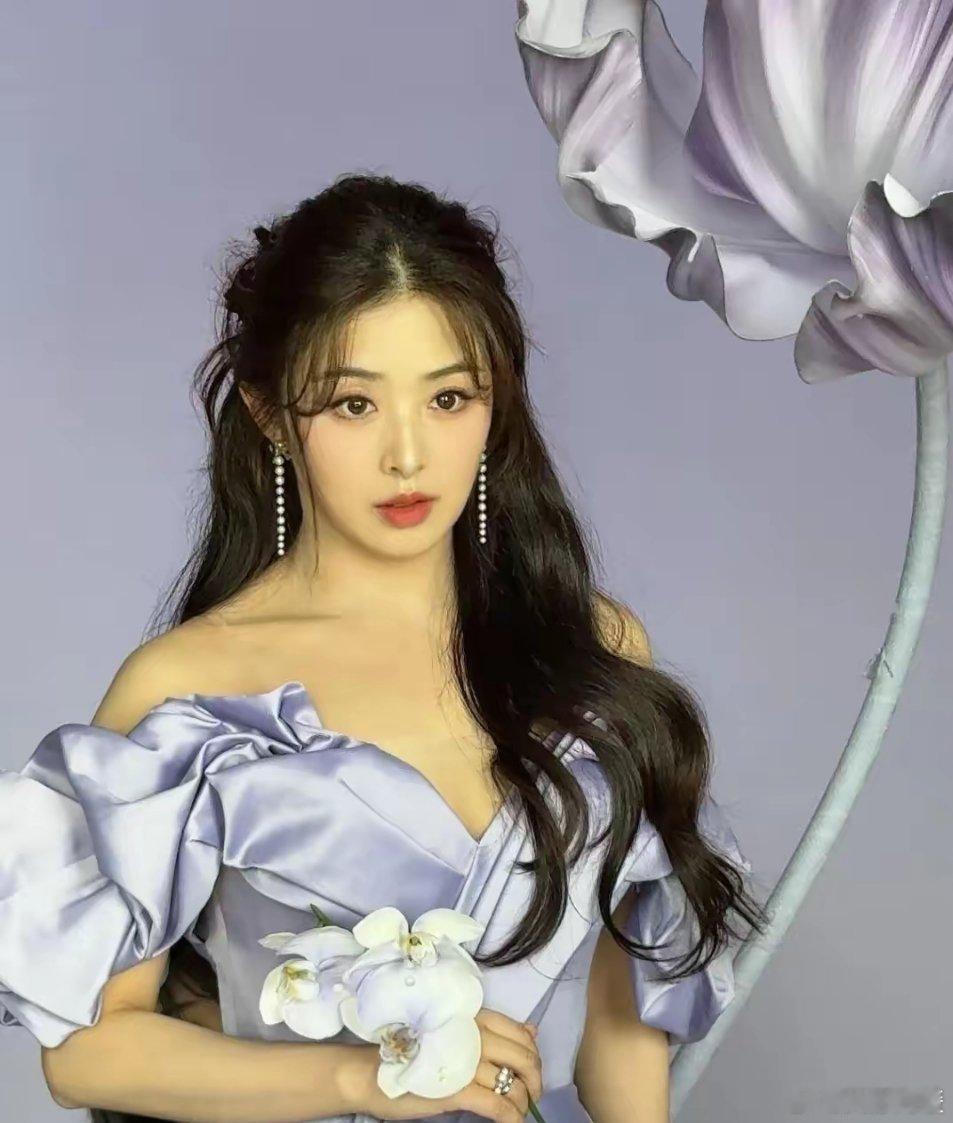 张含韵紫色裙穿搭，美美的，闪闪发光呢。​​​