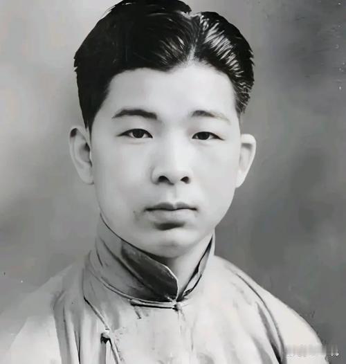1940年，熟睡中的冯运修，突然感觉不对劲，好像是日军包围他家了。他从枕头下摸出