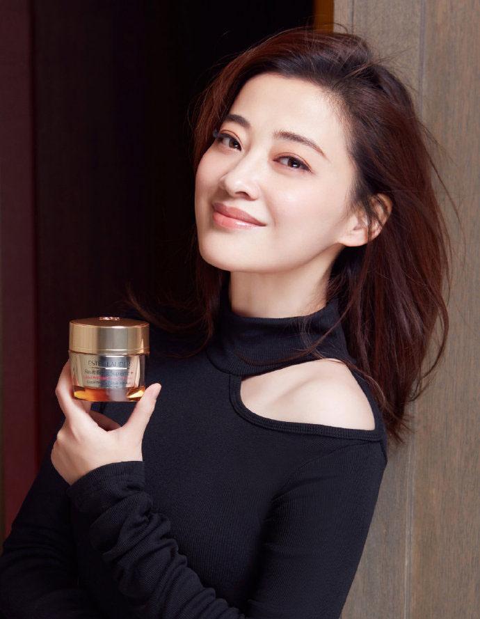 演员冯远征，有一次走在路上，一辆车过去了，突然停了，又后退了，冯远征心想，是不是