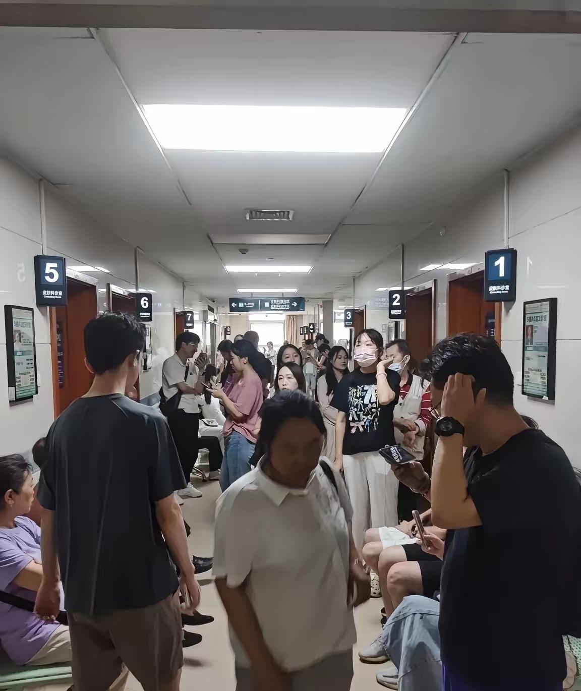 现在律师行业真的卷到离谱！有媒体报道，大量无案可办的律师涌进三甲医院骨科病房。像