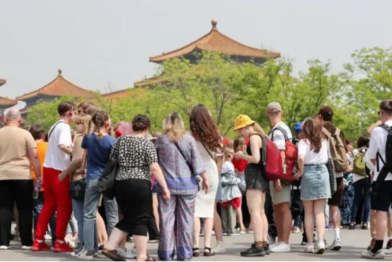 外国人不来中国到底怪谁？西方媒体开大门时说门槛高、设门槛时说门关了，这套剧本玩了