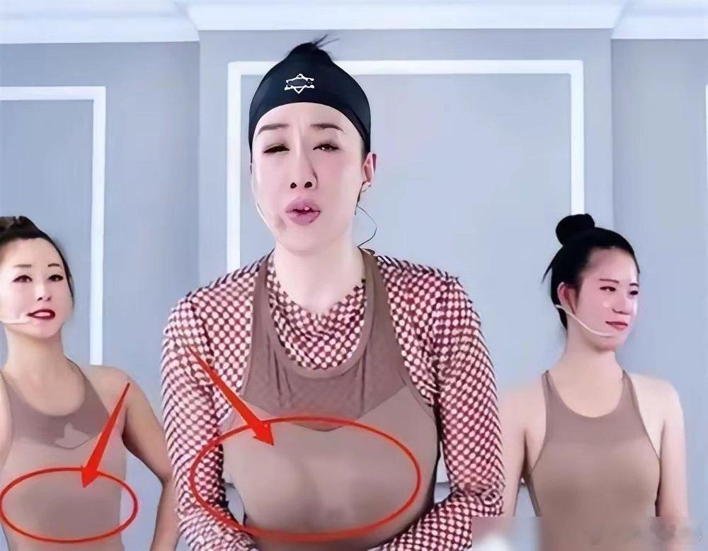 55岁钟丽缇，直播跳操47分钟，老公张伦硕全程递水。她穿着裸色紧身衣，汗水浸透。