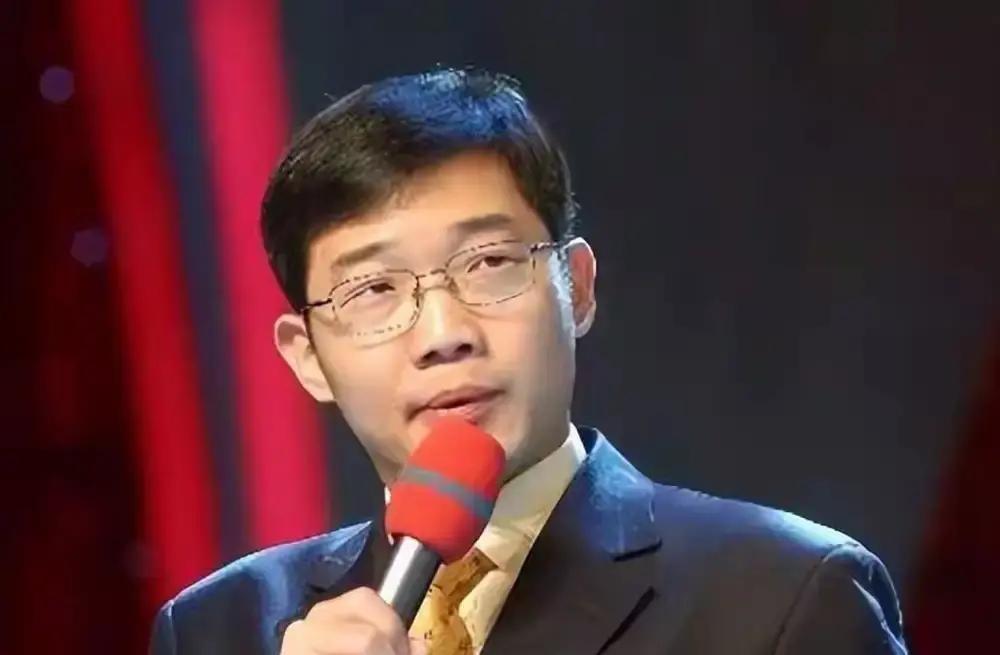 奇志大兵拆伙22年后，奇志在长沙小茶馆说相声，平价门票开售即空。大兵在县城商演，