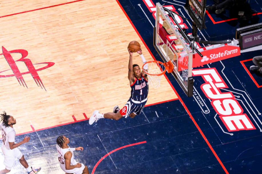 火箭队今天大胜猛龙队，火箭队的首发大前锋小贾巴里·史密斯表现不错，全场比赛他14