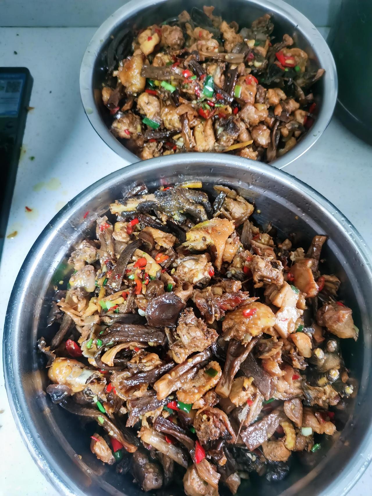红烧鸡块素炒豆角丝瓜汤。人生一定要见一次最强版本的自己，我也见过了，