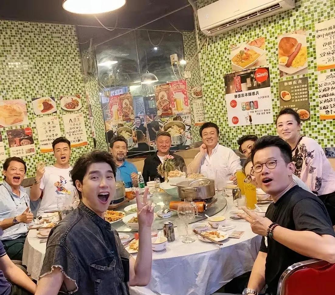 明星们的私人聚会这么热闹、随意、接地气！选择这么简陋的小店，吃火锅、喝酒、侃大山