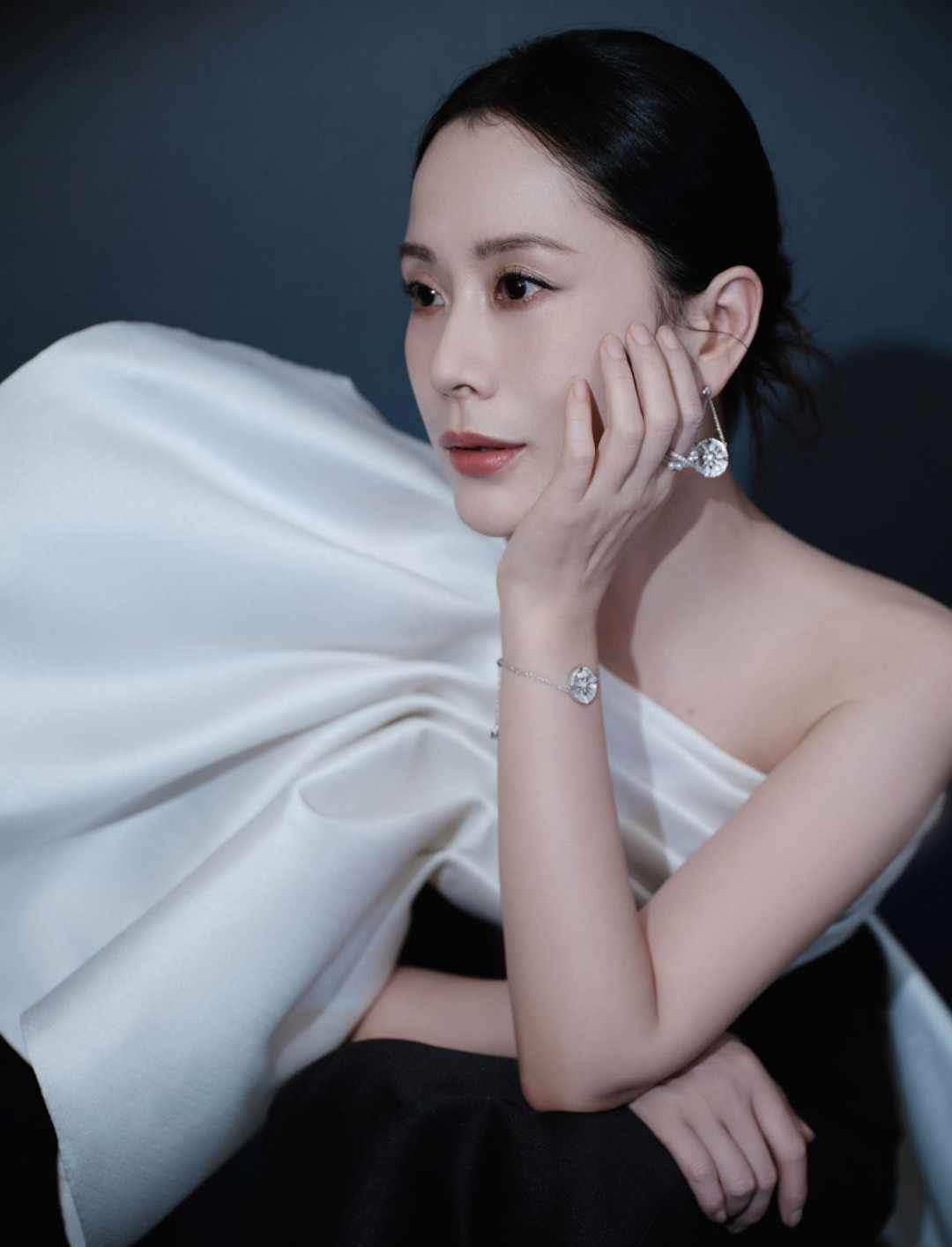 48岁海清被骂显老：病态的从来不是衰老真的越看越无奈，现在对中年女性的审美，真的太双标了。最近48岁