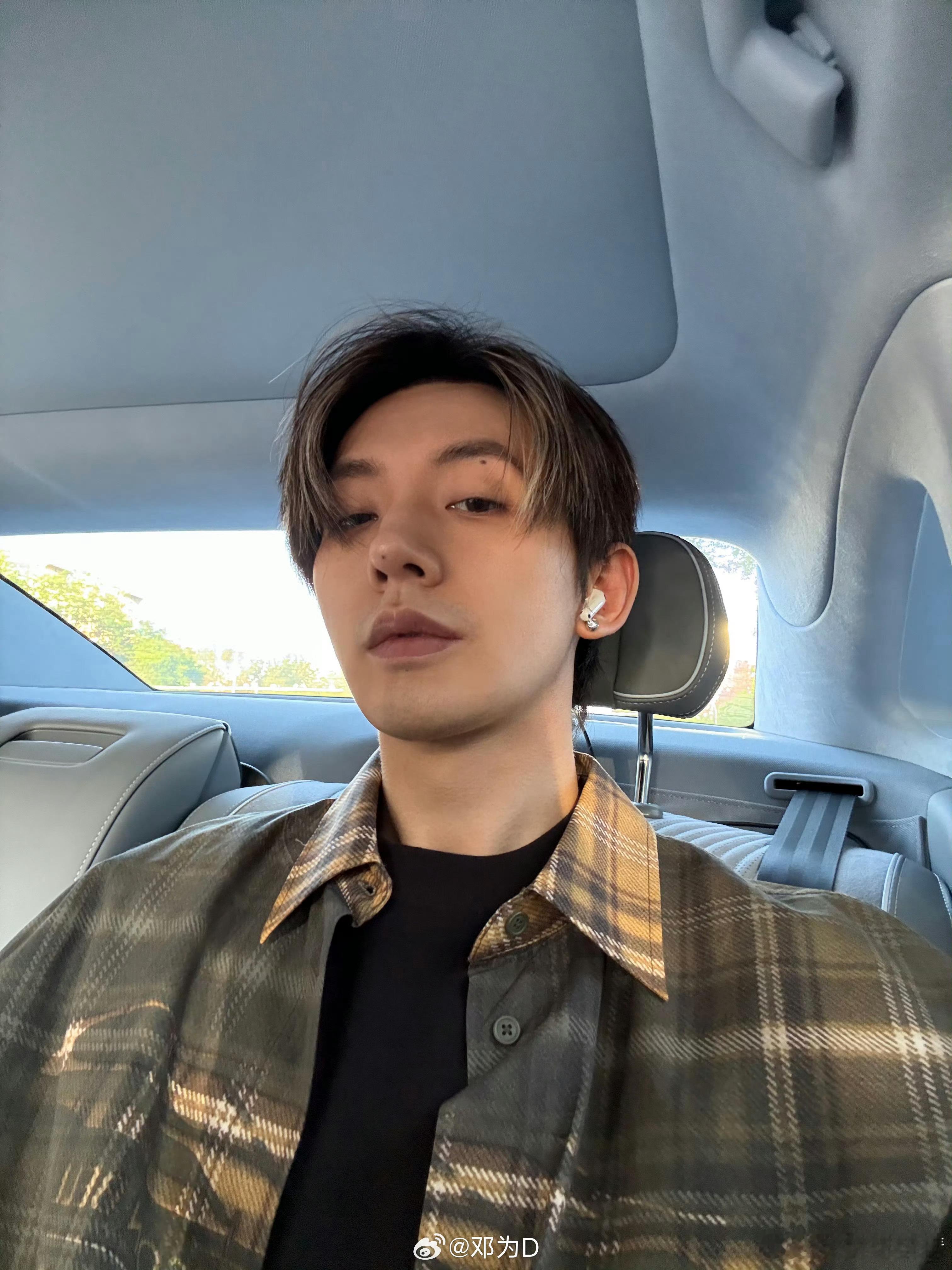 邓为自己发的呀，好会找角度哦​​​