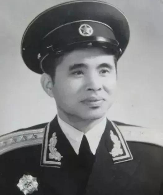 1941年，新四军大队长率部驻扎在寺庙，半夜却听到住持房间中传来女子的娇嗔声，他