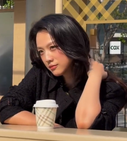 汤唯二胎后首次亮相汤唯二胎状态汤唯二胎后首次公开亮相某品牌活动，身着宽松黑色连衣