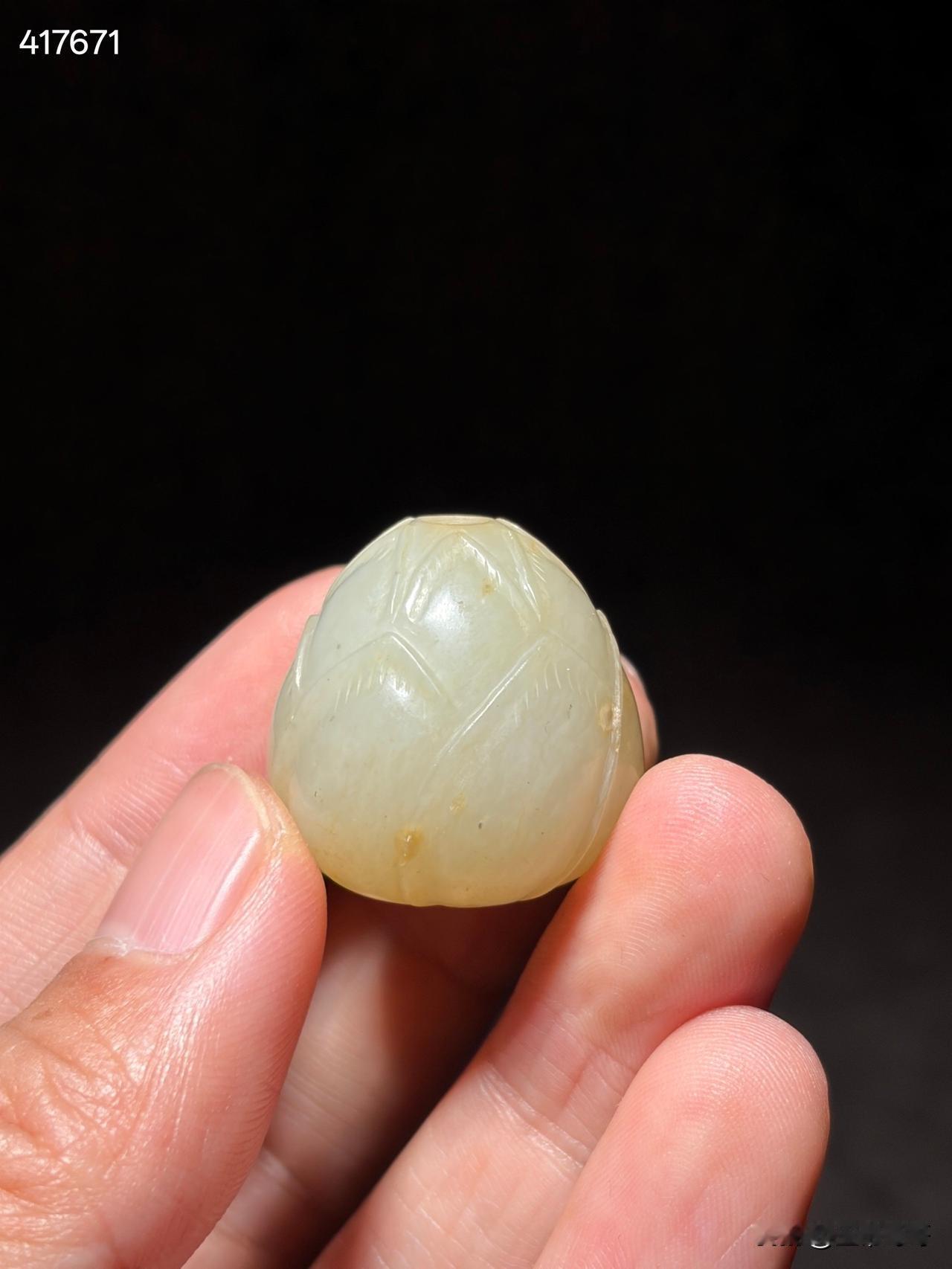 明和田玉籽料莲花珠尺寸高2.4厘米，直径2.5厘米